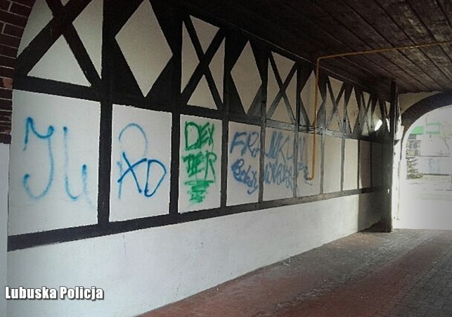 zniszczenie zabytkowych murow