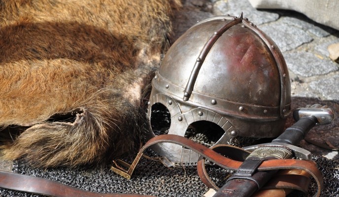 knight-armor-helmet-weapons-161936